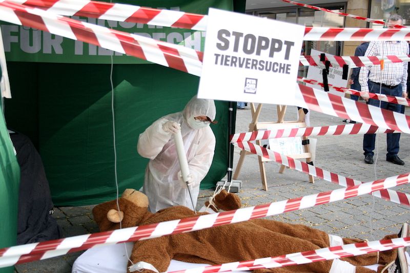 PETA ZWEI suchte in Osnabrück den Dialog zum Thema Tierversuche