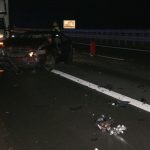 PKW rast in Unfallstelle auf der Autobahn A30