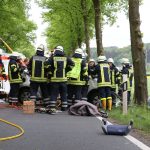 PKW prallt in Bohmte bei Osnabrück gegen Baum