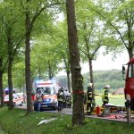 PKW prallt in Bohmte bei Osnabrück gegen Baum