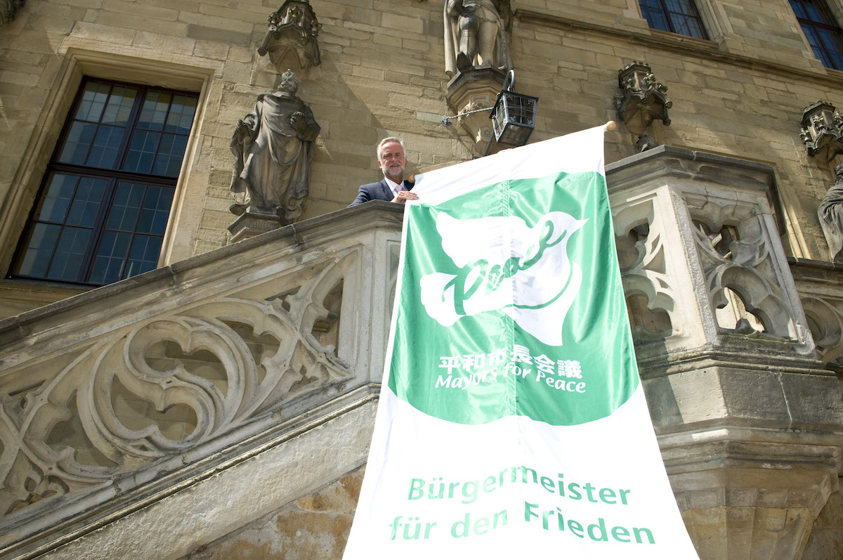 Oberbürgermeister Wolfgang Griesert zeigt Flagge