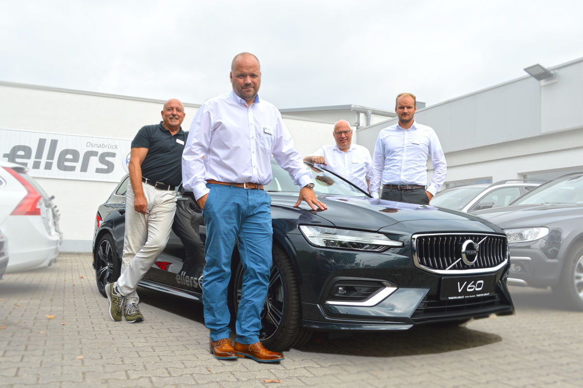 Das Team vom Autohaus Ellers und der neue Volvo V60