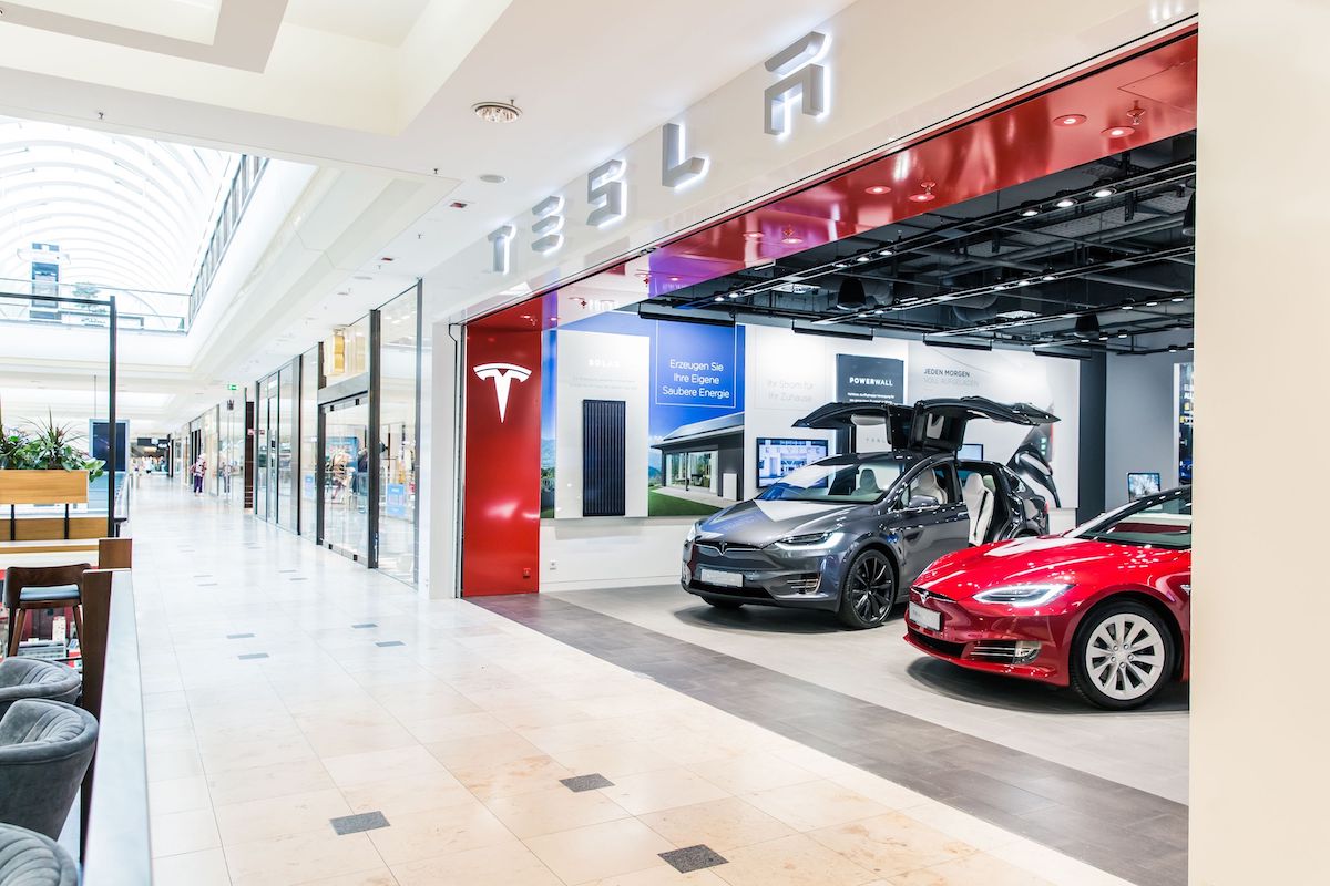 Tesla im ECE Shoppingcenter