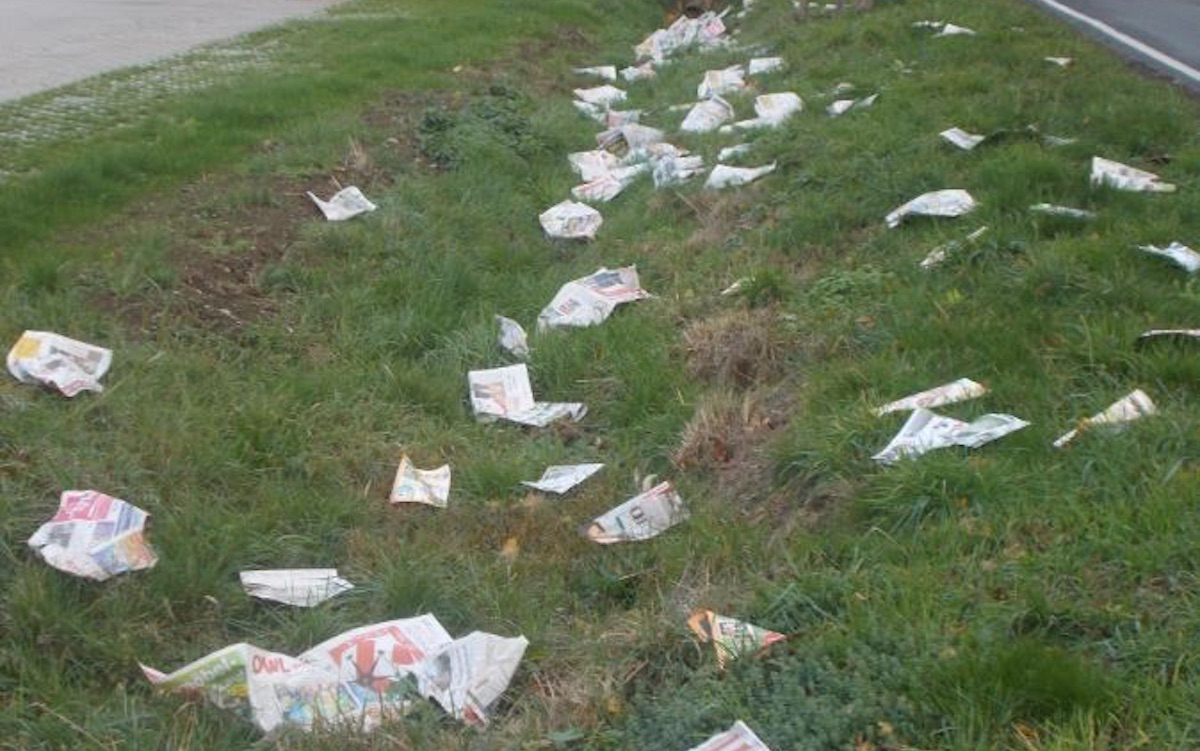 Zeitungen im Straßengraben