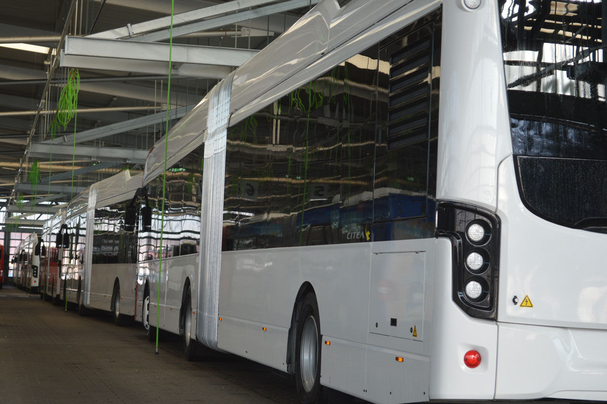Warten noch auf Beklebung: Elektrobusse der Stadtwerke Osnabrück