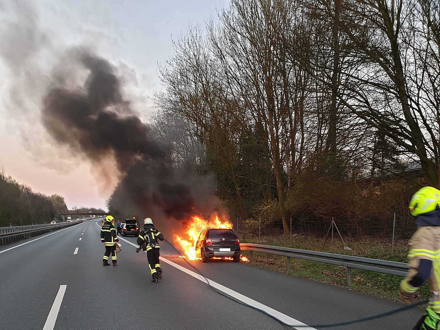 PKW brennt auf Autobahn A30 bei Osnabrück aus