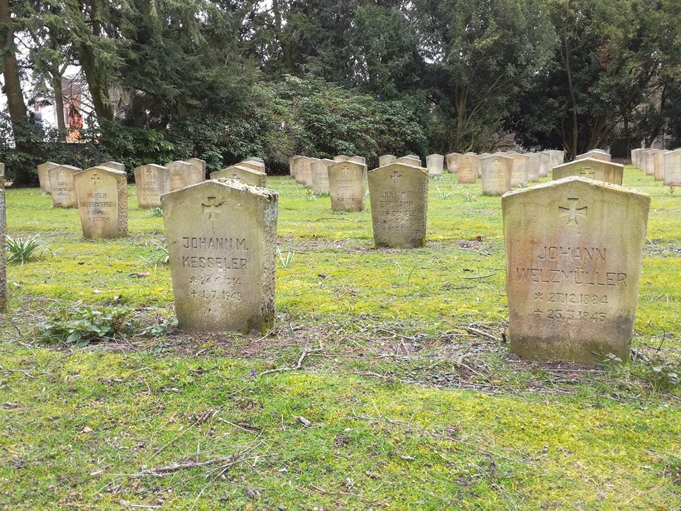 Johannisfriedhof, Gräber
