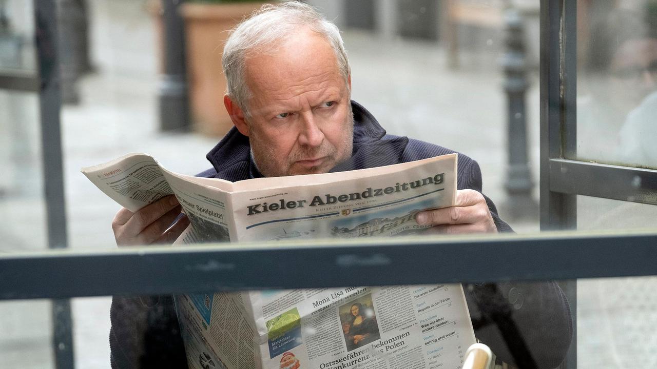 Borowski liest eine Papierzeitung