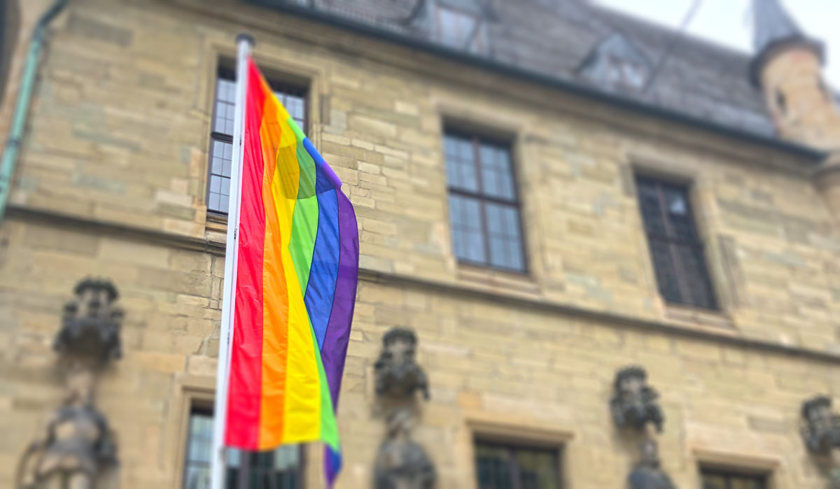 Regenbogenfahne vor dem Rathaus
