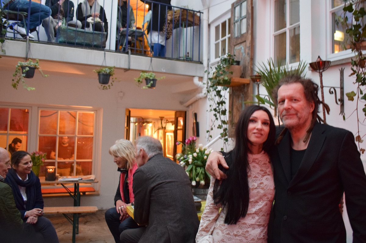 Thomas Jankowski mit Muse und Partnerin Magda im wunderschönen Innenhof des ARTelier