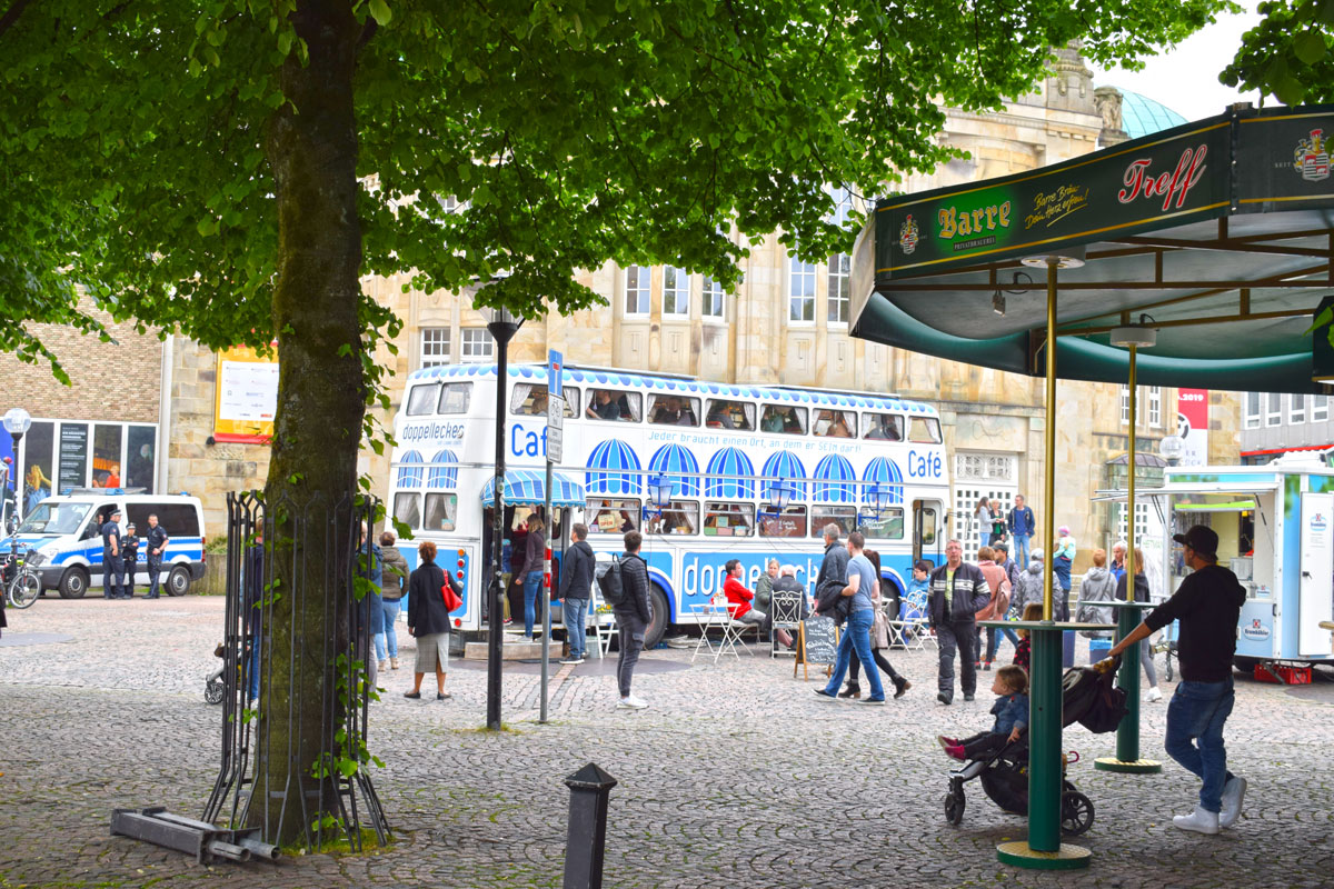 Vor dem Theater am Domhof lädt das "Doppeldecker Café" zum Verweilen ein