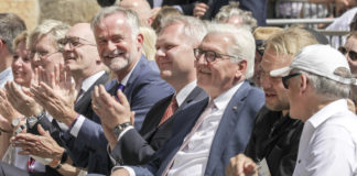 Bundespräsident Frank-Walter Steinmeier (Zweiter von rechts) beim Abschlusskonzert zum Deutschen Musikfest. Rechts neben ihm sitzt der Weltklasse-Tubist Andreas Martin Hofmeir, links ist Oberbürgermeister Wolfgang Griesert.