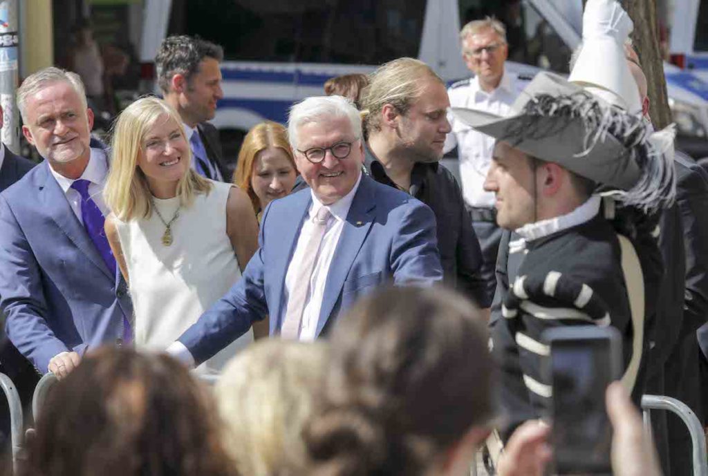 Bundespräsident Frank-Walter Steinmeier grüßt die Teilnehmer des Festumzugs. Foto: Jörn Martens