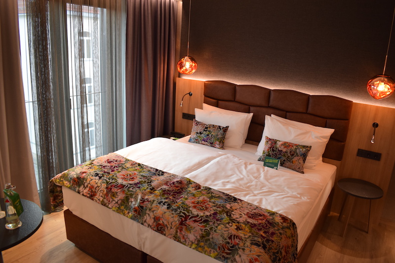Bodentiefe Fenster, hochwertige Einrichtung und ein Bett mit Kopfkissen-Auswahl: Ein Executive Zimmer im Holiday Inn Osnabrück