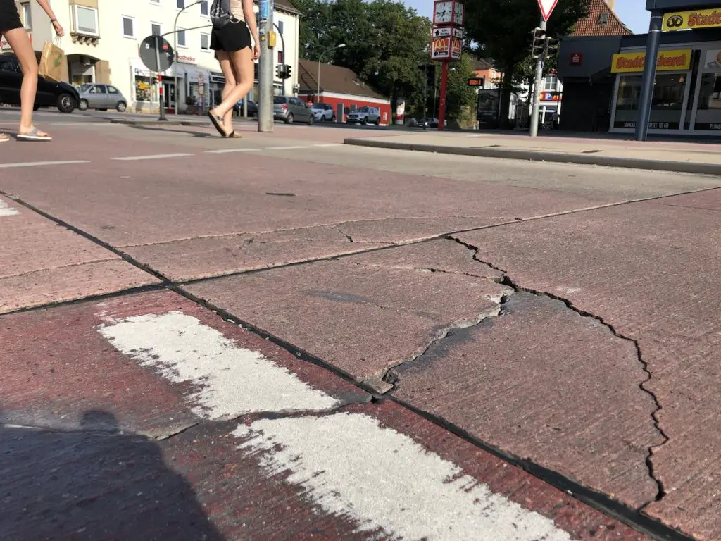 "Einfärben" des Osnabrücker Rosenplatzes wird 400.000 Euro kosten Der Rosenplatz löst sich langsam auf - nur sieben Jahre nach der Renovierung.