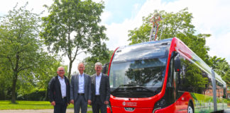 Sind gespannt auf die erste E-Bus-Endwende in der Region: Peter Gausmann (Bürgermeister der Gemeinde Hagen a.T.W.), Dr. Michael Lübbersmann (Landrat des Landkreises Osnabrück) und André Kränzke (Leiter Verkehrsbetrieb bei den Stadtwerken Osnabrück)