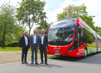 Sind gespannt auf die erste E-Bus-Endwende in der Region: Peter Gausmann (Bürgermeister der Gemeinde Hagen a.T.W.), Dr. Michael Lübbersmann (Landrat des Landkreises Osnabrück) und André Kränzke (Leiter Verkehrsbetrieb bei den Stadtwerken Osnabrück)