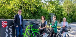 Geben am Campus Westerberg den Startschuss für die erste Testphase des Pedelec-Verleihsystems: (V.l.) Joachim Kossow (Mobile Zukunft), Ulla Bauer (Stadt Osnabrück), Sabine Adamaschek (Hochschule Osnabrück) und Sarah Born (Stadtwerke). © Stadtwerke Osnabrück / Jessica Fischer)