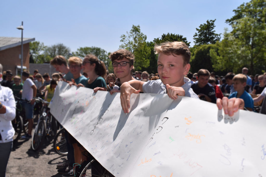 Eine beachtliche Länge hat die Unterschriftenliste der Schüler für ihren Fahrradkeller