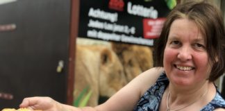 Diana Coppenrath hat zum Start der Zoo-Lotterie Löwen-Kekse für "Löwen für Löwen" gebacken