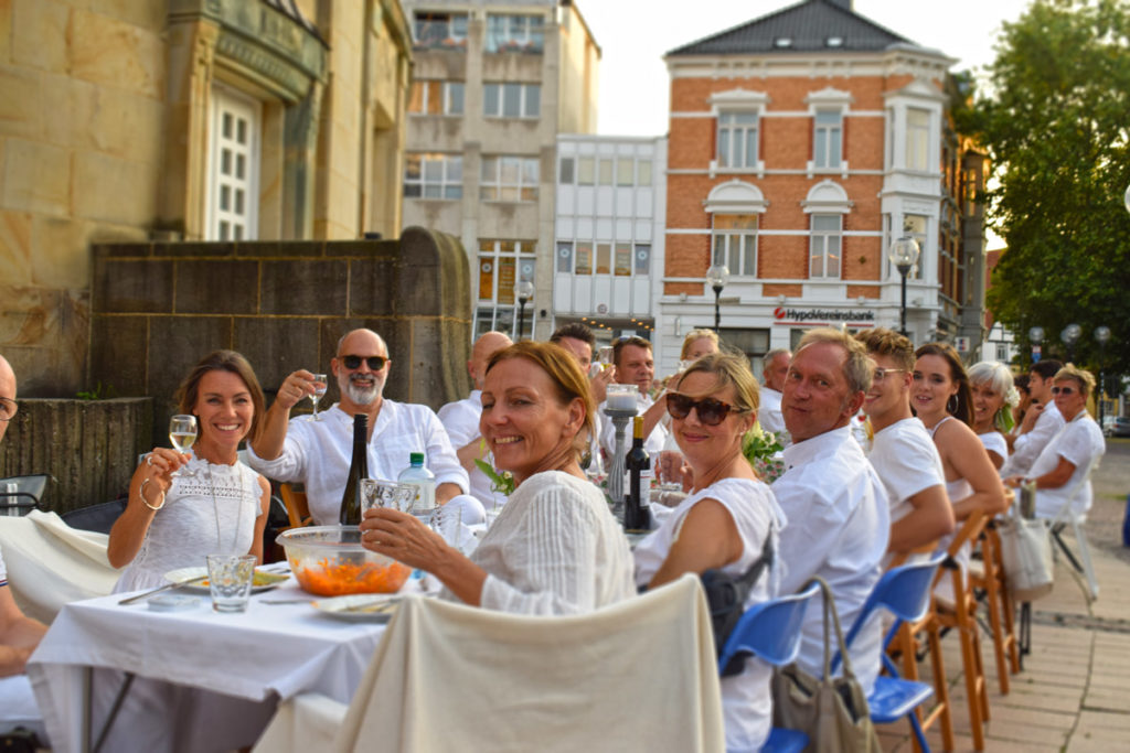 Rund 60 Teilnehmer trafen sich vor dem Theater am Domhof zum Abendessen in weiß