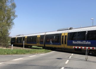 Zug der NordWestBahn auf einem Bahnübergang