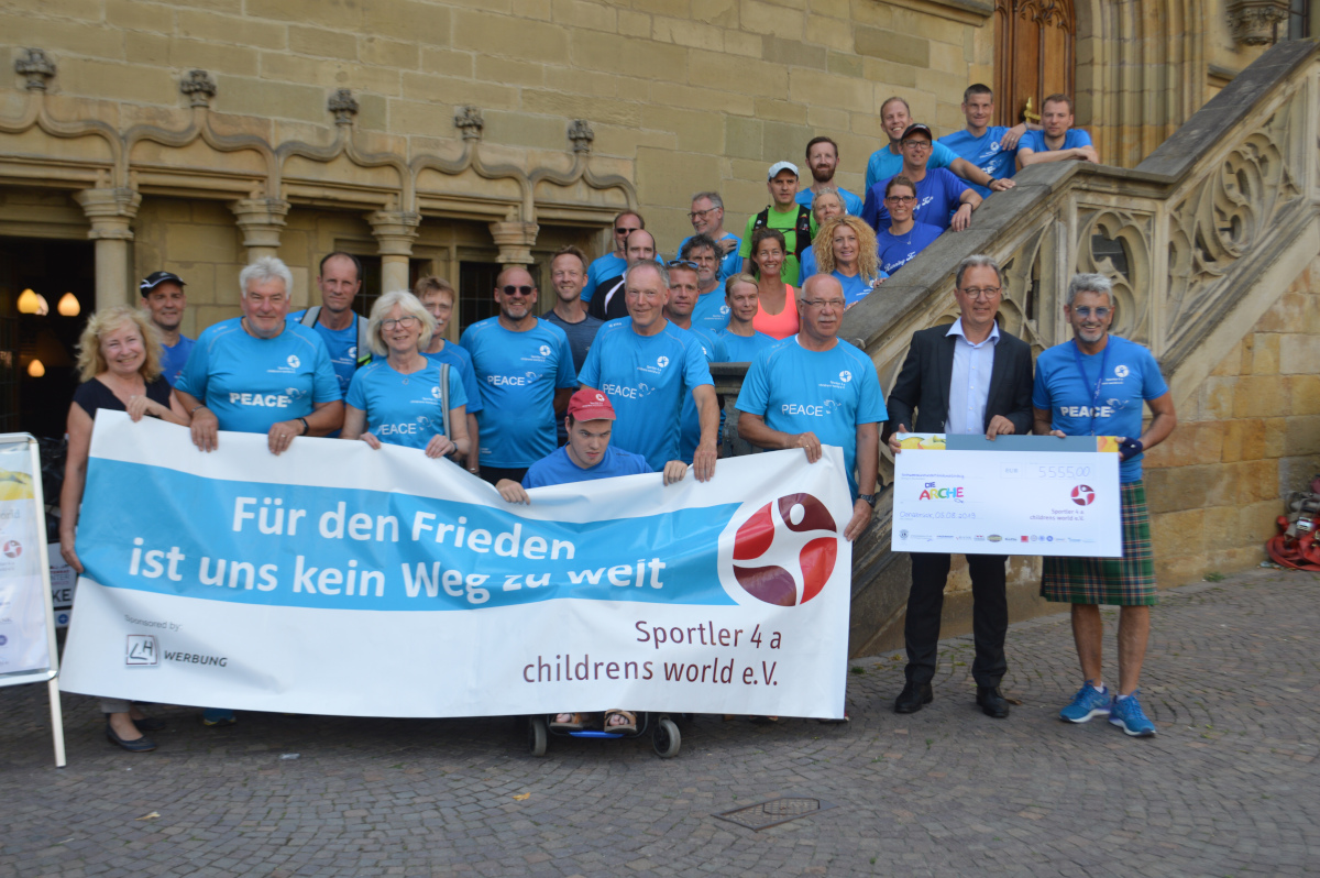 Von Münster nach Osnabrück: Sportler 4 a childrens world sammelt 5.555 Euro für Arche