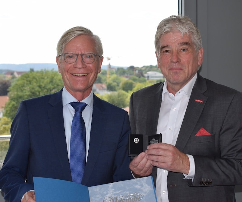 Burkhard Jasper (links) erhält von Handwerkskammerpräsident Reiner Möhle die silberne Ehrennadel