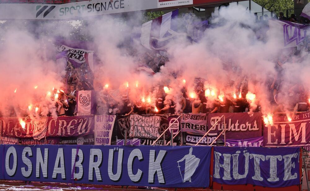 Pyrotechnik und Bengalos der Osnabrücker Fans beim Auswärtsspiel in Nürnberg; Foto: imago images / Zink