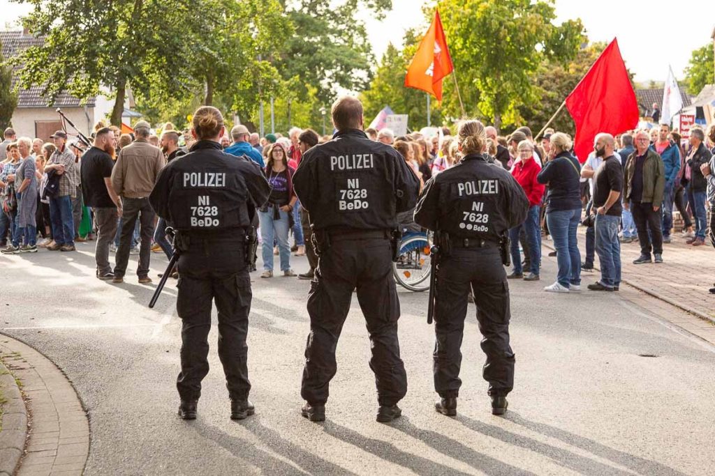 Polizei trennte AfD-Anhänger und Gegendemonstranten in Schwagstorf; Foto: Dieter Reinhard