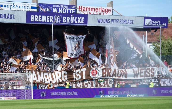 Farbenfrohe Choreos von beiden Fangruppen zu Beginn, der VfL mit viel Lila und die St. Pauli-Fans stellten nach dem Derby-Triumph fest, das Hamburg braun-weiß sei; Foto: imago images / Noah Wedel