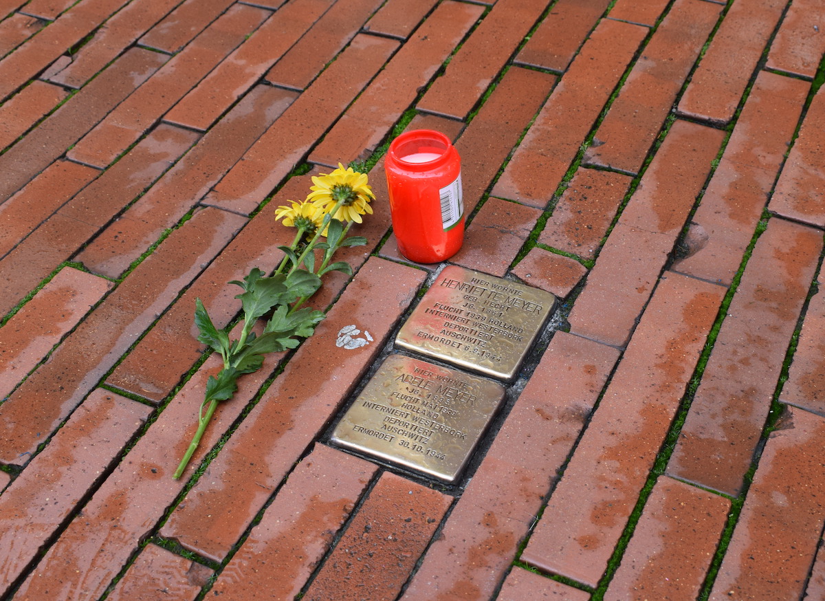 Schüler der Thomas-Morus-Schule putzen Osnabrücker Stolpersteine um an die Reichspogromnacht zu erinnern