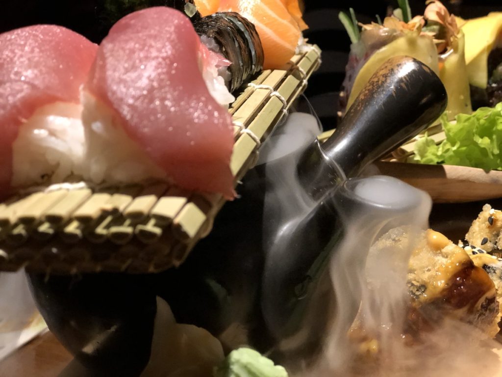 Das Sushi im Buddha Bowl wird attraktiv serviert