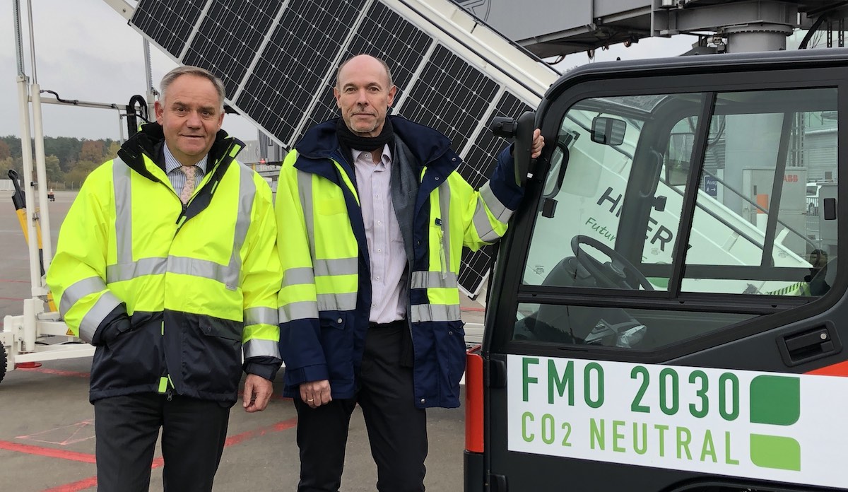 FMO-Geschäftsführer Prof. Dr. Rainer Schwarz (l.) und der Technische Leiter des FMO Eckart Frank (r.) bei der Vorstellung der neuen elektrobetriebenen Vorfeldfahrzeuge