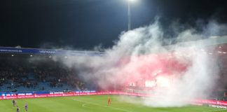 Gästefans des VfL brennen Pyrotechnik im Ruhrstadion ab