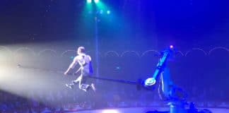 Akrobatik mit Roboter im Circus Roncalli