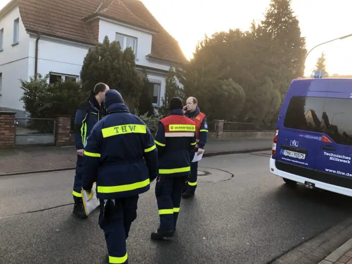 Helfer des THW koordinieren am frühen Morgen die Evakuierung