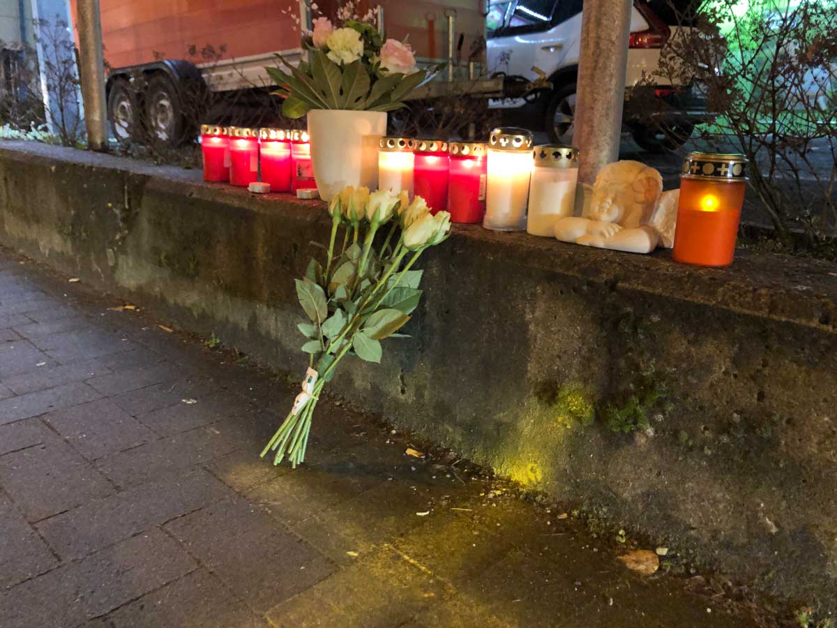 Blumen und Kerzen am Unfallort an der Pagenstecherstraße