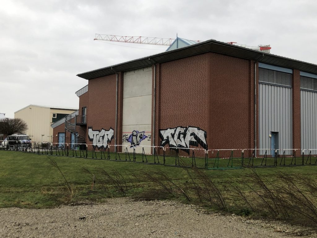 Die Sporthalle im Landwehrviertel wurde für den AfD Parteitag mit Gittern abgesperrt