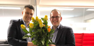 Dr. Saša Cvijanović und Andreas Koch bei der Verteilaktion in den Büros der Intan group Osnabrück