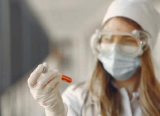 Ärztin mit Blutprobe