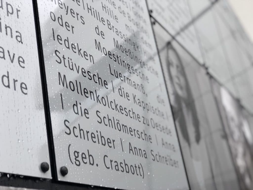 Beeindruckend: Die Namen der Opfer der Hexenverfolgung auf der Gedenktafel