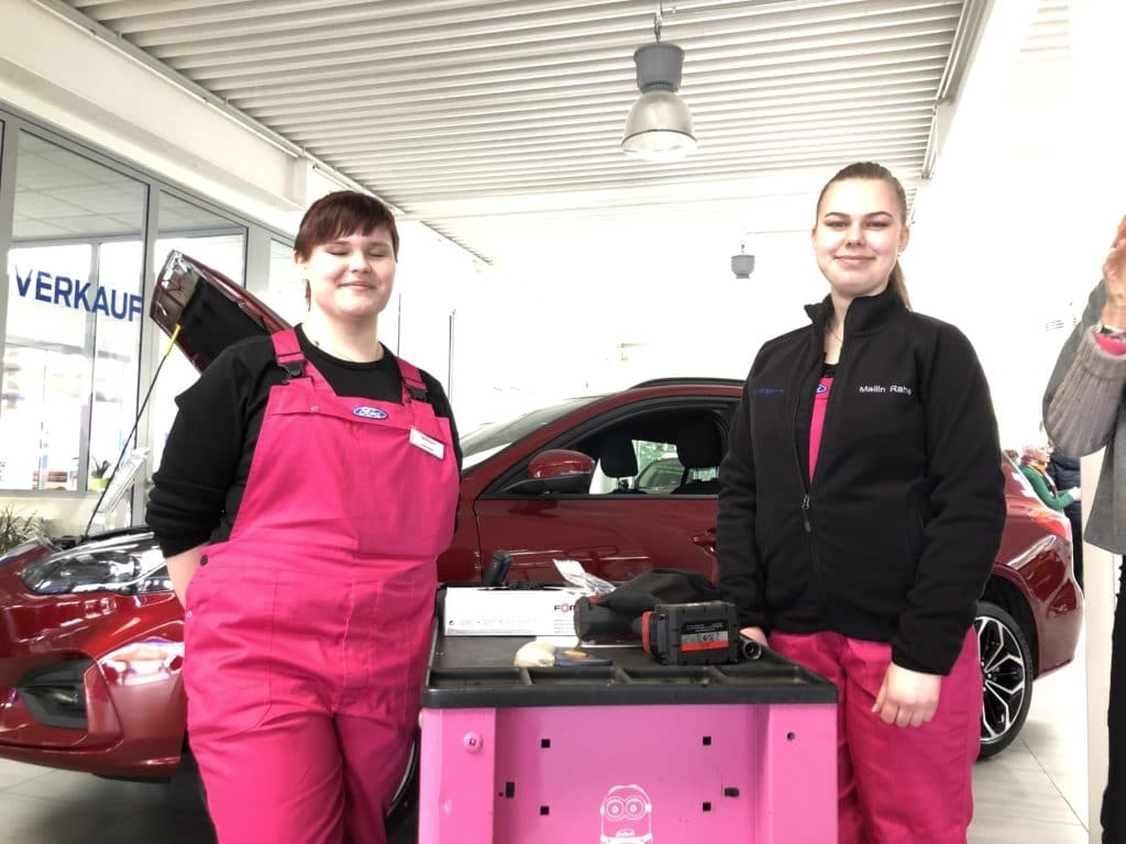 Am Ladies Day in Pink: Auszubildende berichten über die AUsbildungsmöglichkeiten im FordStore Rahenbrock