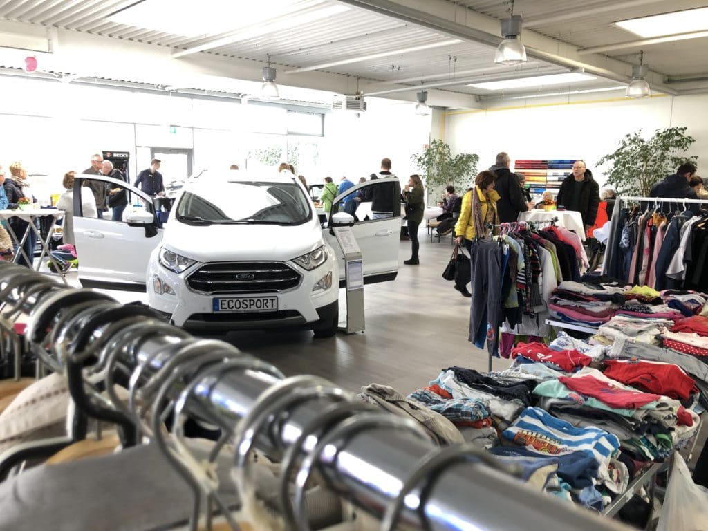 Flohmarkstände und aktuelle Angebote rund ums Auto beim Ladies Day im FordStore Rahenbrock