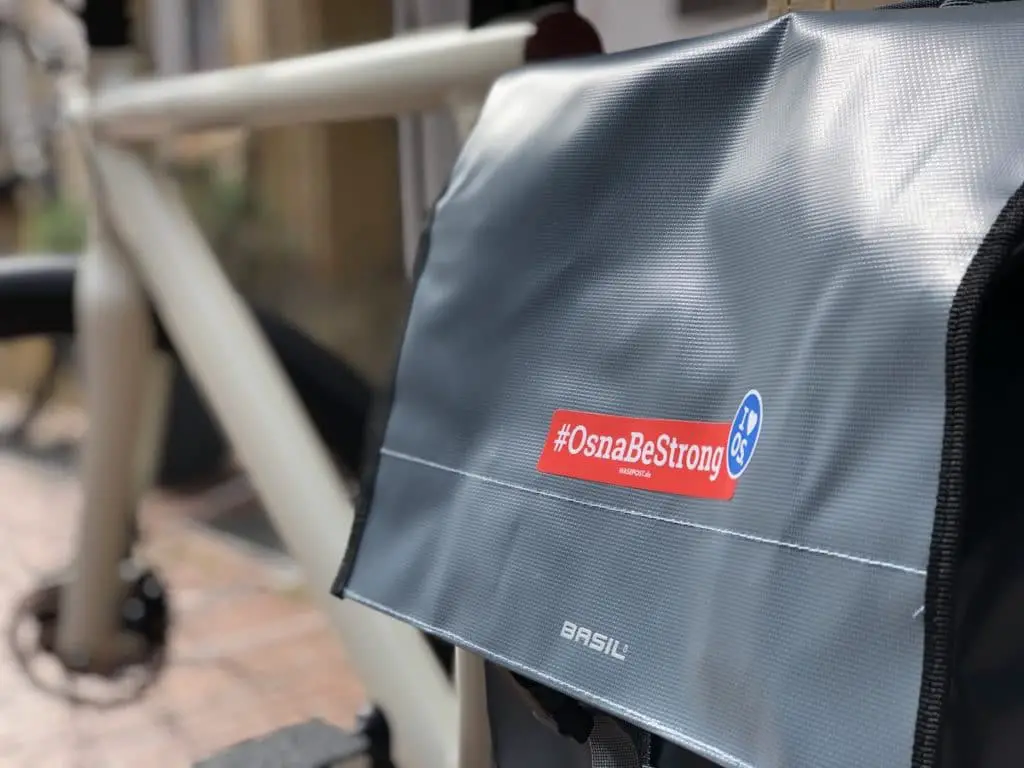 Auch auf der Packtasche vom Fahrrad: #OsnaBeStrong
