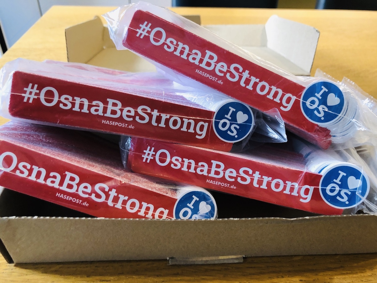 Noch haben wir reichlich Sticker: #OsnaBeStrong