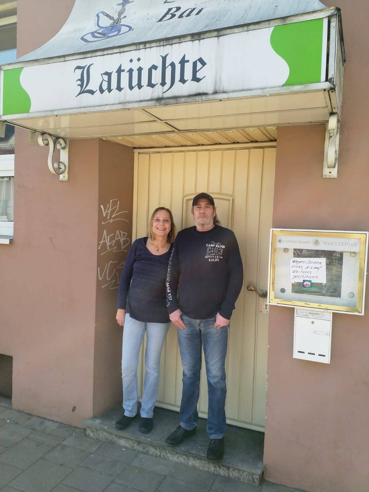 Warten auf bessere Zeiten: Ute Op de Coul und Levent Bilgin vor ihrer geschlossenen Gaststätte