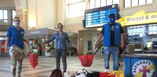 Die Leiterin der Osnabrücker Bahnhofsmission, Britta Eilers (lks.), freut sich zusammen mit ihrem Mitarbeiter René Didszun über die Tüten voll Hilfe, die Rotary-Präsidentin Carina Uhlen überreicht.
