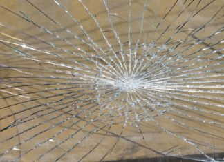 (Symbolbild) Zerbrochene Scheibe