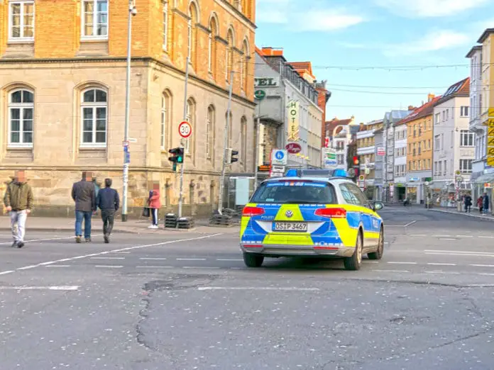 Polizei Streifenwagen auf dem Neumarkt